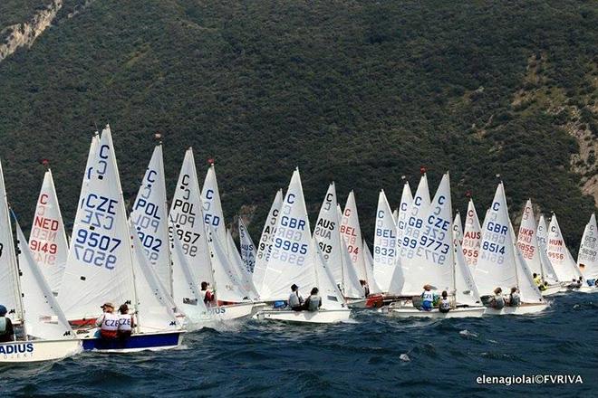 The big fleet of Cadets lining up for the start of racing on day 3 on Italy’s Lake Garda. ©  Elena Giolai/Fraglia Vela Riva